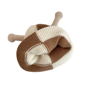 Bonnet tricoté amusant pour enfants avec antennes et motif à damier marron