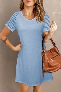 Abito azzurro con scollo a V e maniche patchwork trasparenti a righe in morbido tessuto cotone