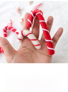 Détail de cannes de Noël en feutre de laine à rayures rouges et blanches pour sapin