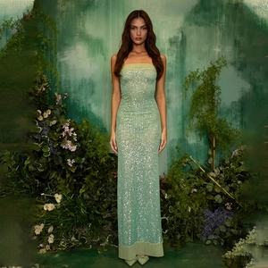 Dettaglio dell'abito da sera verde menta con paillettes, spacco laterale e gonna lunga