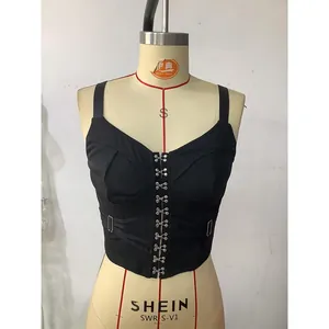 Detail der schwarzen Korsett-Weste mit silbernen Hakenverschlüssen und Riemchen-Design