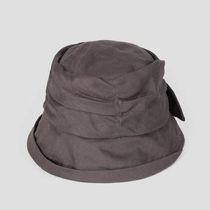 Detalle de gorro de ramio oscuro que muestra la textura de sarga y diseño plisado