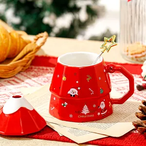 Tazza di Natale in ceramica rossa con coperchio a montagna e cucchiaio d'oro
