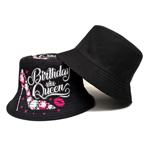 Wendbarer schwarzer Fischerhut mit Birthday Queen Aufdruck und High-Heel-Grafikdesign