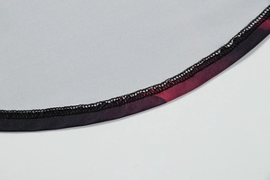 Détail du tissu à imprimé fleuri avec ourlet de qualité et doublure gris clair