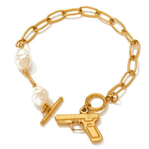 Goldenes OT-Verschluss Perlenarmband mit Pistolenanhänger und grober Edelstahlkette
