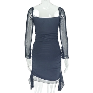 Détail de la robe en tulle bleu marine avec cordons et manches longues transparentes