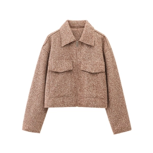 Texture détaillée de la veste en polaire marron avec col et fermeture éclair argentée