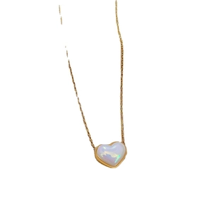 Collana minimalista in titanio dorato con ciondolo a cuore in perla bianca iridescente