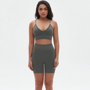 Vorderansicht von grauem nahtlosem Yoga-Set mit V-Ausschnitt BH und hoher Taille Shorts