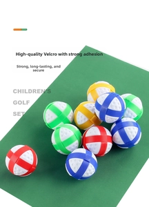 Detalle de pelotas de golf adhesivas de colores con tiras de velcro para alfombra juego