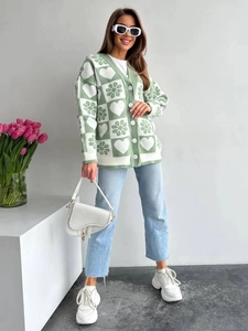 Détail du cardigan en maille à col en V motif cœur vert et blanc avec boutons