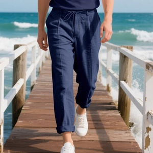 Photo en extérieur du pantalon en lin bleu pour homme avec taille élastique et tissu respirant