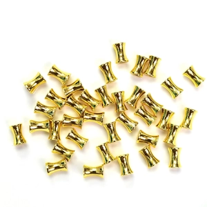 14k goud gevulde botvormige tussenkralen voor DIY sieraden maken op witte achtergrond