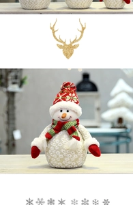 Dettaglio di pupazzo di neve in peluche lavorato a maglia per decorazioni natalizie