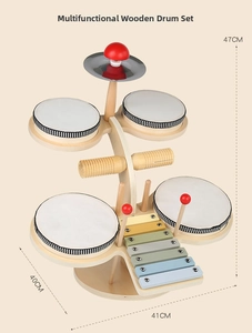 Dettaglio di set musicale in legno con tamburi, xilofono e dimensioni 47x41x40cm