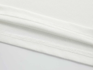 Nahaufnahme von weißem Rippstrick-Gewebe und detaillierten Nähten am Sport-Tanktop