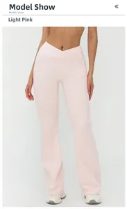 Détail du pantalon de yoga évasé à taille haute avec ceinture croisée en V et poches