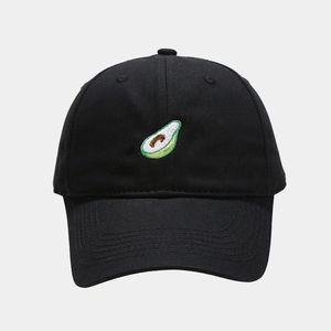 Dettaglio del ricamo a forma di avocado sulla parte anteriore del cappello da baseball nero
