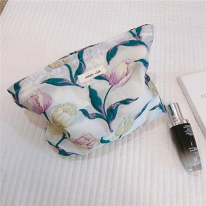 Détail du tissu jacquard à tulipes vintage avec étiquette tissée sur la trousse