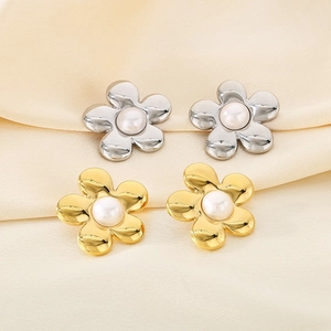 Elegant floral stud earrings with pearls and zircon in silver and gold finishes