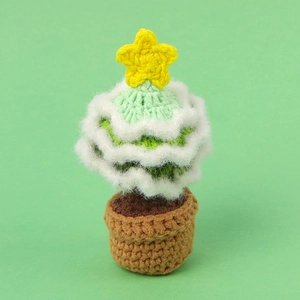 Cactus au crochet fait main en pot marron avec étoile jaune et détails blancs