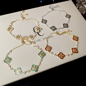Détails de bracelets trèfle à quatre feuilles réglables en finitions or et argent