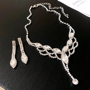 Parure de bijoux en strass argentés avec collier à glands et boucles d'oreilles