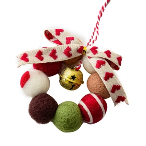 Weihnachtlicher Wollfilzkranz mit goldener Glocke und Schleife mit Herzmuster