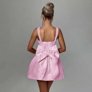 Robe moulante en jacquard rose avec un grand nœud élégant au dos pour une coupe ajustée