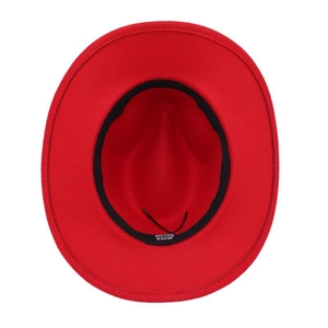 Vue détaillée de l'intérieur d'un chapeau en feutre rouge avec bandeau noir et étiquette