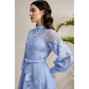 Elegantes hellblaues Spitzenkleid mit Stehkragen und Laternenärmeln an einem Model