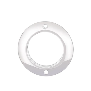 Gros plan sur un pendentif circulaire en acier inoxydable poli argenté à deux trous