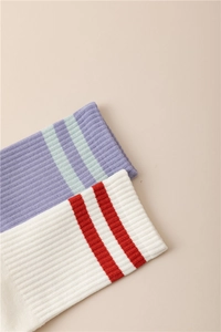 Détail macro de la texture en maille côtelée et rayures sur chaussettes de yoga