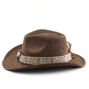 Detail eines braunen Wildleder-Cowboyhuts mit gewebtem Nietband und Metall-Bullenkopf