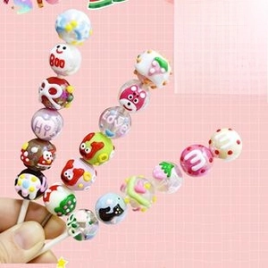 Gros plan de perles en résine peintes à la main pour la création de bijoux DIY
