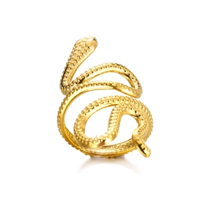 Anello a serpente in acciaio inossidabile placcato oro 18K con scaglie su sfondo bianco