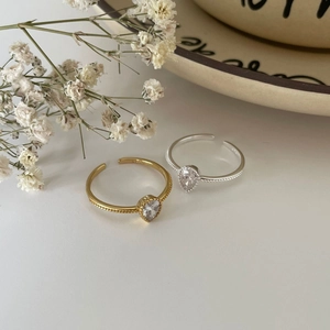 Adjustable S925 sterling silver rings with pear-shaped cubic zirconia in gold and silver