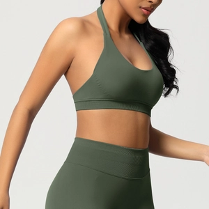 Détail du soutien-gorge de sport dos nu côtelé vert foncé et du legging sans couture