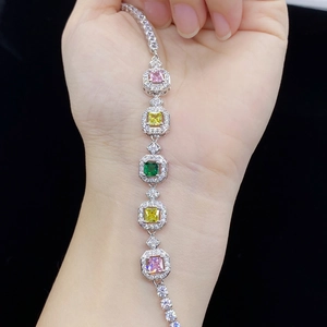 Elegantes Silberarmband mit bunten quadratischen Edelsteinen und Zirkonia-Besatz