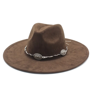 Détail d'un chapeau en feutre marron foncé avec ruban tressé et ornements en métal argenté