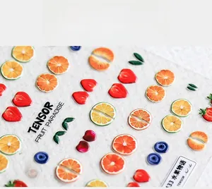 Vue macro détaillée d'autocollants 5D pour ongles aux motifs de fraises et oranges