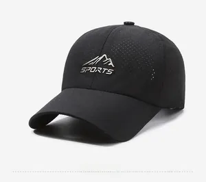 Vista laterale del cappello sportivo nero in rete traspirante con logo montagna e cinturino