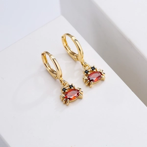 Orecchini a granchio placcati oro con zircone rosso e dettagli neri per donna