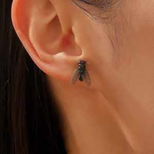 Macro di orecchini creativi a forma di mosca 3D con ali glitterate indossati