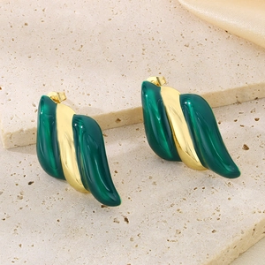 Détail de boucles d'oreilles torsadées en émail vert émeraude avec placage or 18K