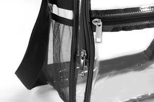 Gros plan sur la fermeture éclair noire et la poche filet d'un sac bandoulière en PVC