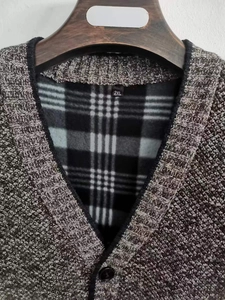 Detailansicht der grauen Herren-Strickjacke mit kariertem Fleecefutter und geknöpftem Kragen