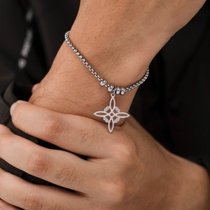 Dettaglio del ciondolo nodo della strega in acciaio inox su bracciale a catena box