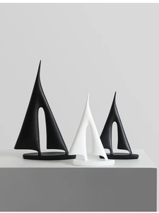 Detail der minimalistischen Segelboot Skulpturen aus Harz in Schwarz und Weiß für Deko
